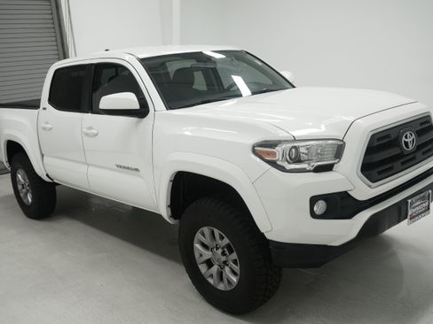 Used 2017 Toyota Tacoma SR5 w/ Tow Package RWD image 3