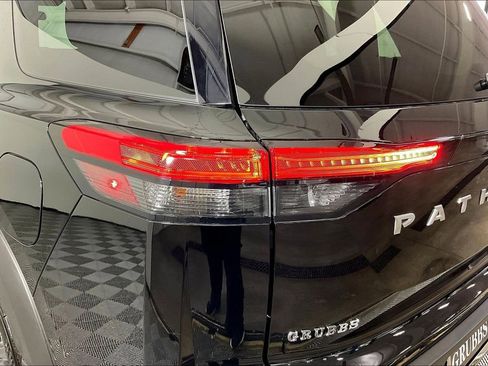 Used 2024 Nissan Pathfinder S image 41