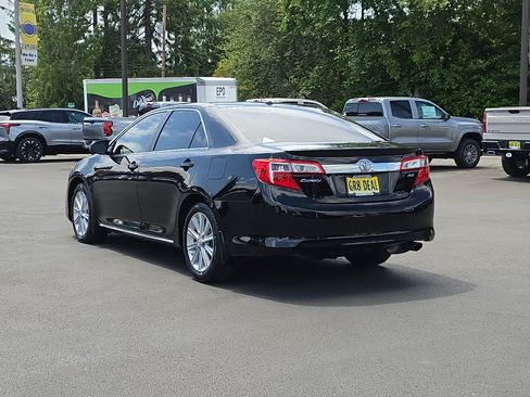 Used 2014 Toyota Camry XLE w/ Leather Package FWD image 4