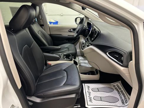 Certified 2024 Chrysler Pacifica Limited FWD image 31