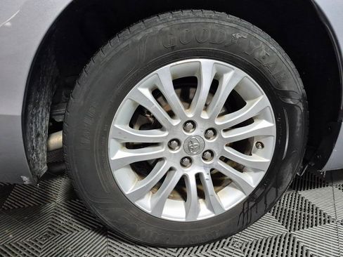 Used 2013 Toyota Sienna XLE image 11