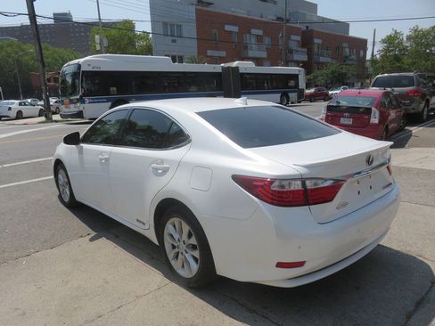 Used 2015 Lexus ES 300h w/ Premium Package w/Bamboo Trim FWD image 5