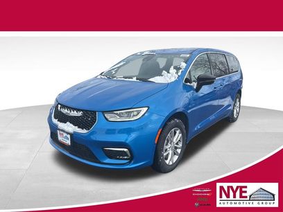 New 2026 Chrysler Pacifica Select