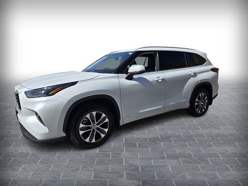 Used 2022 Toyota Highlander XLE AWD/4WD image 3