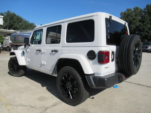 Used 2024 Jeep Wrangler Unlimited Sahara AWD/4WD image 3