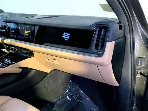 Used 2025 Porsche Cayenne image 22