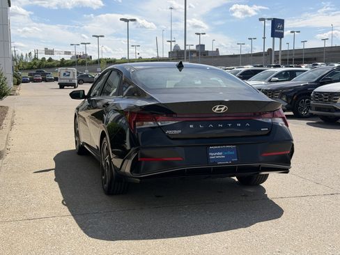 Certified 2025 Hyundai Elantra Limited FWD image 7