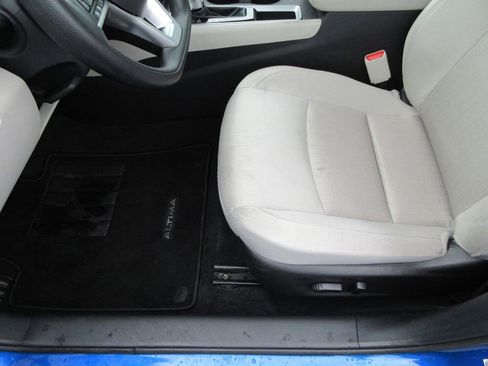 Used 2025 Nissan Altima 2.5 SV FWD image 11