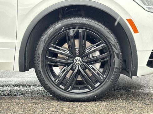Certified 2022 Volkswagen Tiguan SE R-Line image 30