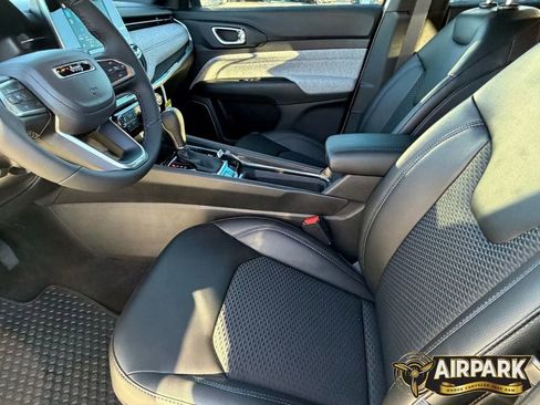 New 2026 Jeep Compass Latitude image 18