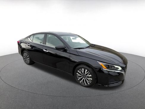 Used 2025 Nissan Altima 2.5 SV image 2