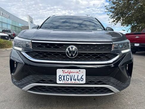 Used 2022 Volkswagen Taos SE w/ Panoramic Sunroof Package FWD image 5