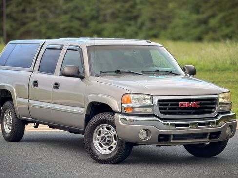 Used 2003 GMC Sierra 1500 SLT w/ SLT Preferred Equipment Group AWD/4WD image 6