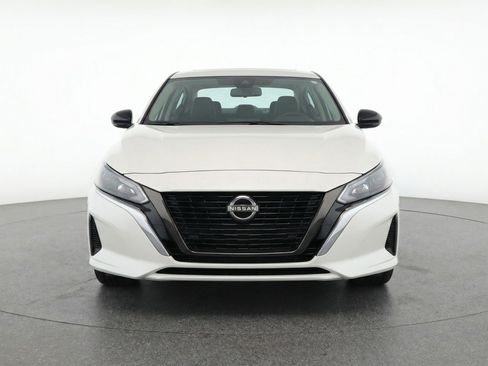 Used 2025 Nissan Altima 2.5 SV FWD image 2