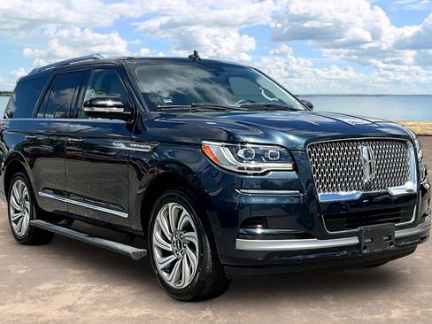 Used 2022 Lincoln Navigator Reserve AWD/4WD image 3