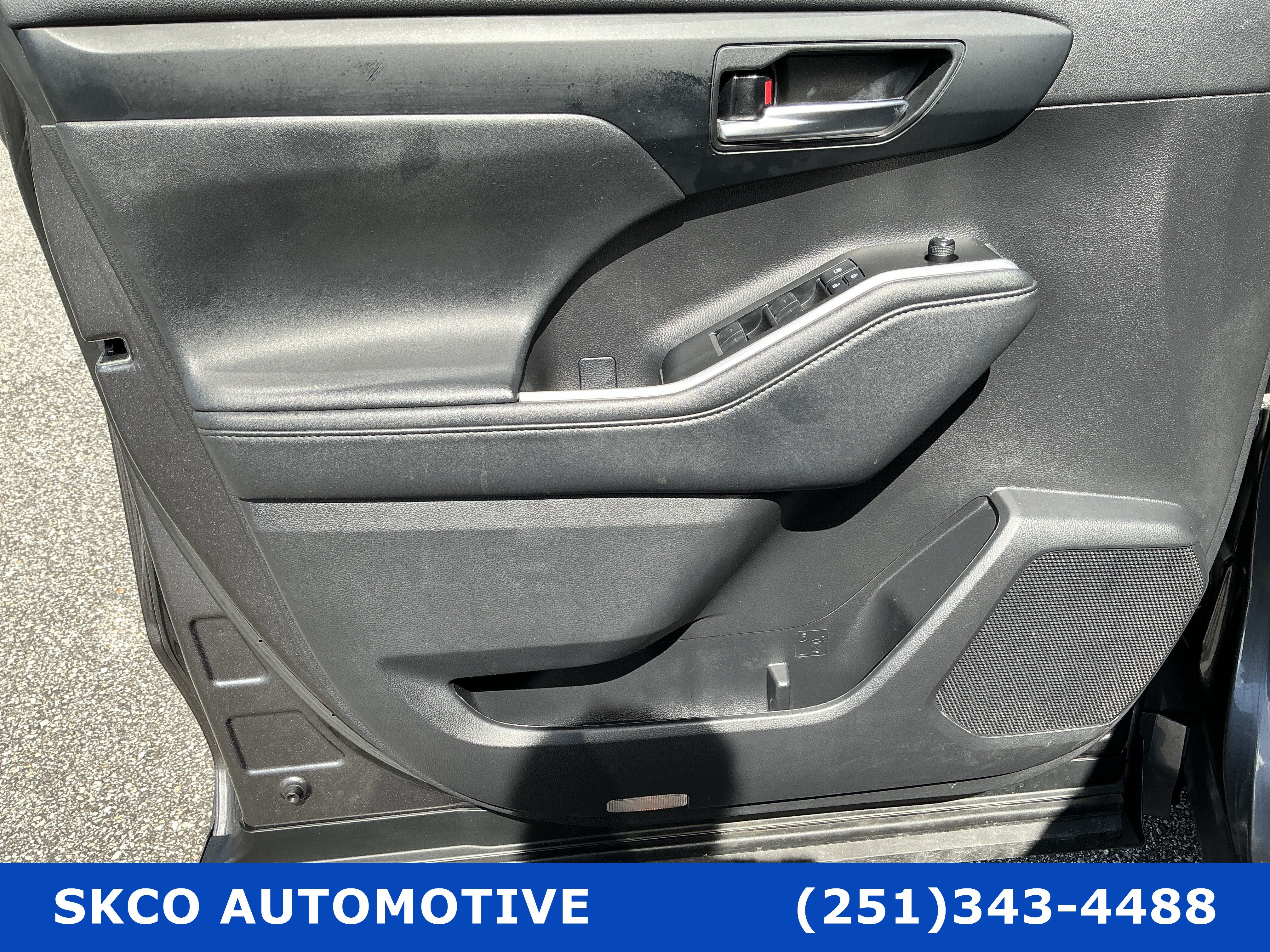Used 2021 Toyota Highlander XLE FWD image 12