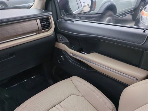 Used 2024 Ford Expedition Limited image 17