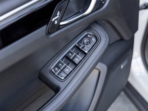 Certified 2021 Porsche Macan AWD/4WD image 26