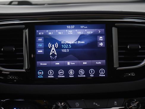 Used 2018 Chrysler Pacifica Touring-L Plus FWD image 19
