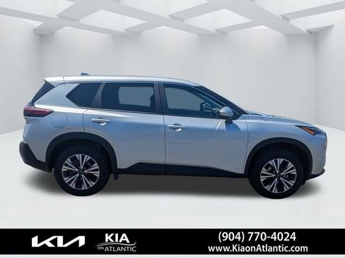 Used 2023 Nissan Rogue SV image 2