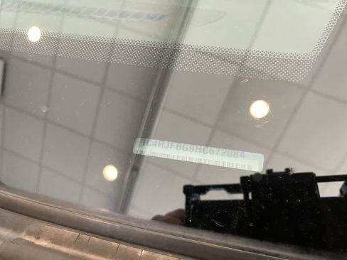 Used 2017 Jeep Grand Cherokee Limited image 27