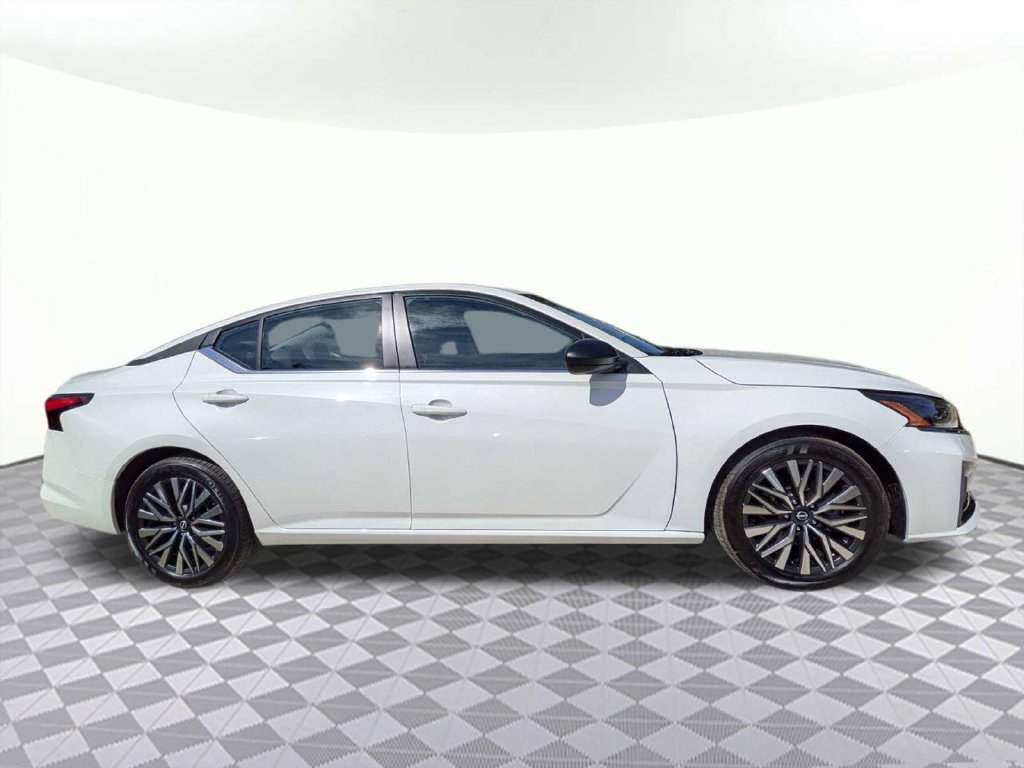 Used 2026 Nissan Altima 2.5 SV FWD image 2