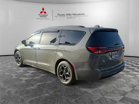 Used 2021 Chrysler Pacifica Limited w/ Uconnect Theater Family Group image 7