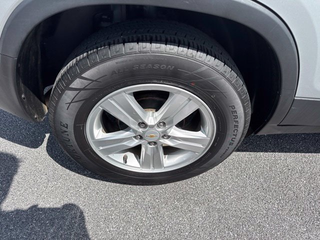 Used 2022 Chevrolet Trax LS w/ Tint and Cruise Package FWD image 9