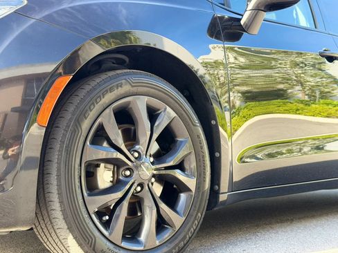 Used 2020 Chrysler Pacifica Touring w/ S Appearance Package FWD image 10