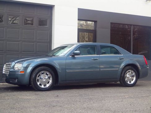 Used 2005 Chrysler 300 Touring RWD image 1