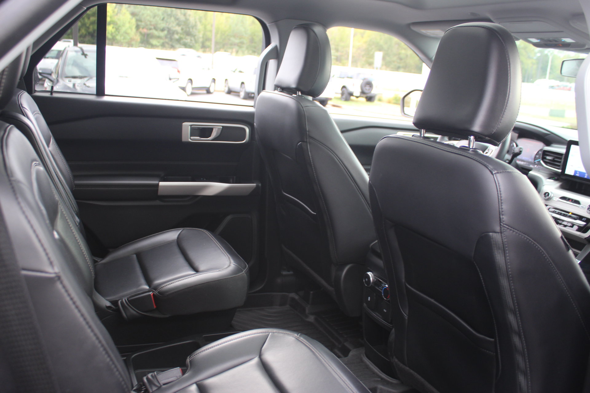 Used 2021 Ford Explorer XLT w/ Equipment Group 202A AWD/4WD image 32