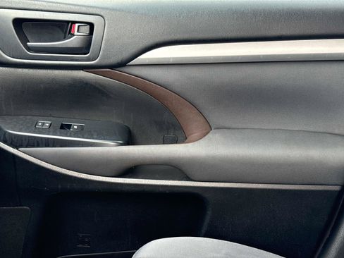 Used 2017 Toyota Highlander LE image 23