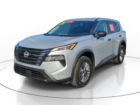 Certified 2025 Nissan Rogue S FWD image 3