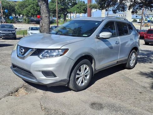 Used 2015 Nissan Rogue SV image 2
