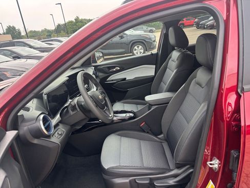 Used 2025 Chevrolet Trax LT FWD image 25