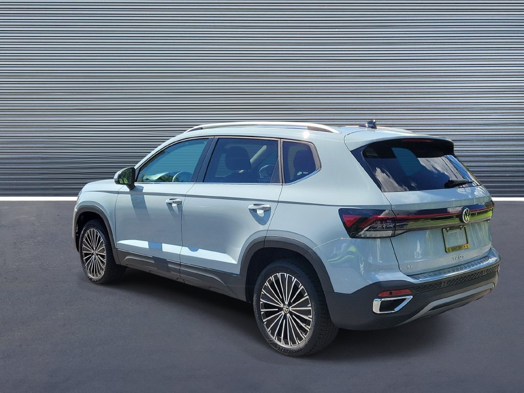 Used 2025 Volkswagen Taos SE w/ Panoramic Sunroof Package FWD image 4