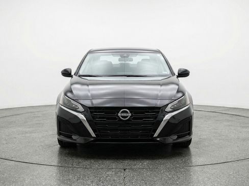 Used 2025 Nissan Altima 2.5 SV image 2