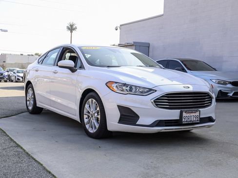 Used 2019 Ford Fusion SE image 2