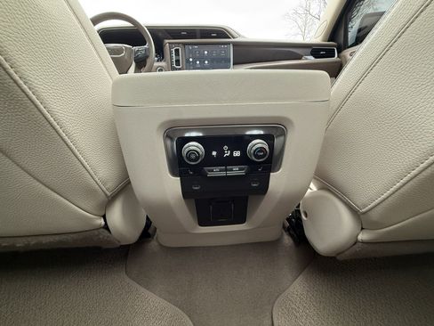 Used 2022 GMC Yukon Denali image 32