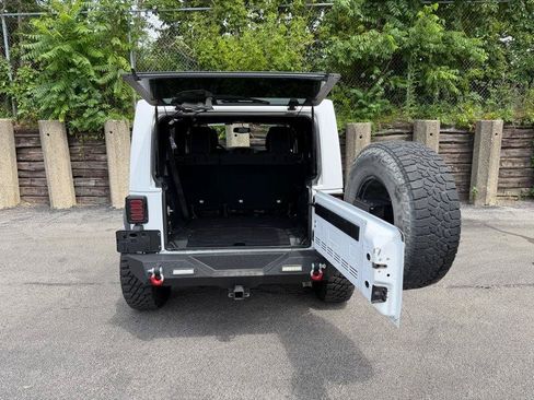 Used 2016 Jeep Wrangler Unlimited Sahara w/ Connectivity Group AWD/4WD image 23