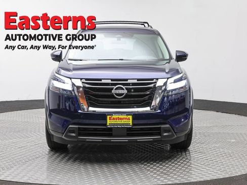Used 2023 Nissan Pathfinder SV AWD/4WD image 2