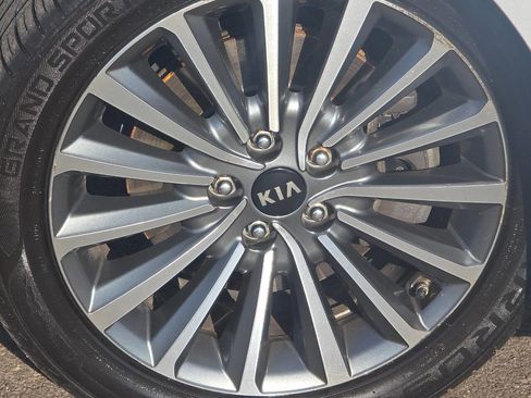 Used 2017 Kia Cadenza Premium w/ Luxury Package image 9