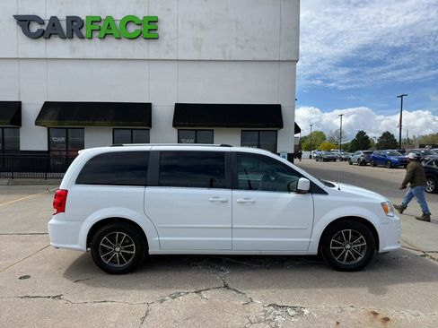 Used 2017 Dodge Grand Caravan SXT FWD image 18