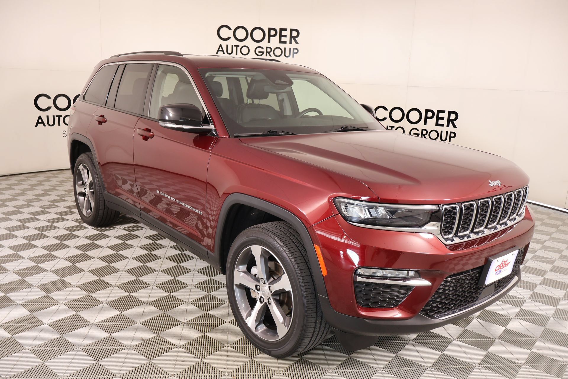 Used 2023 Jeep Grand Cherokee Limited w/ Trailer Tow Prep Group (B) AWD/4WD image 1
