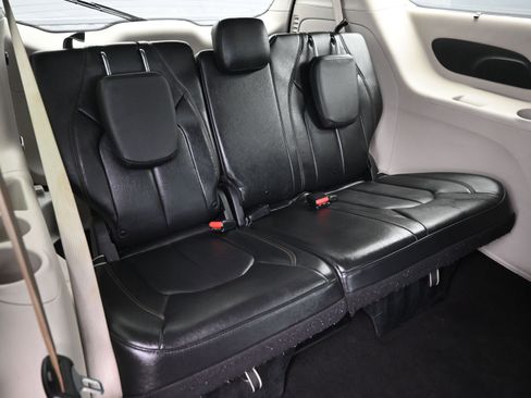 Used 2020 Chrysler Pacifica Touring-L image 23