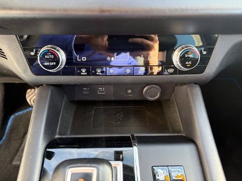 Used 2023 Mitsubishi Outlander SE image 18