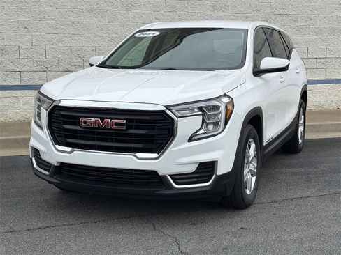 Used 2024 GMC Terrain SLE image 3