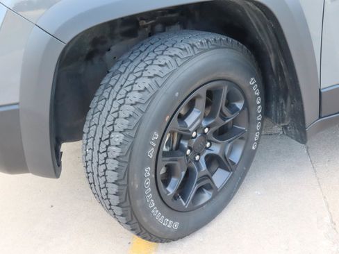 Used 2022 Jeep Cherokee Trailhawk w/ Technology Group B AWD/4WD image 18