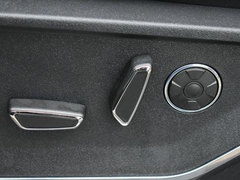 Used 2022 Ford F150 Platinum w/ Trailer Tow Package image 8