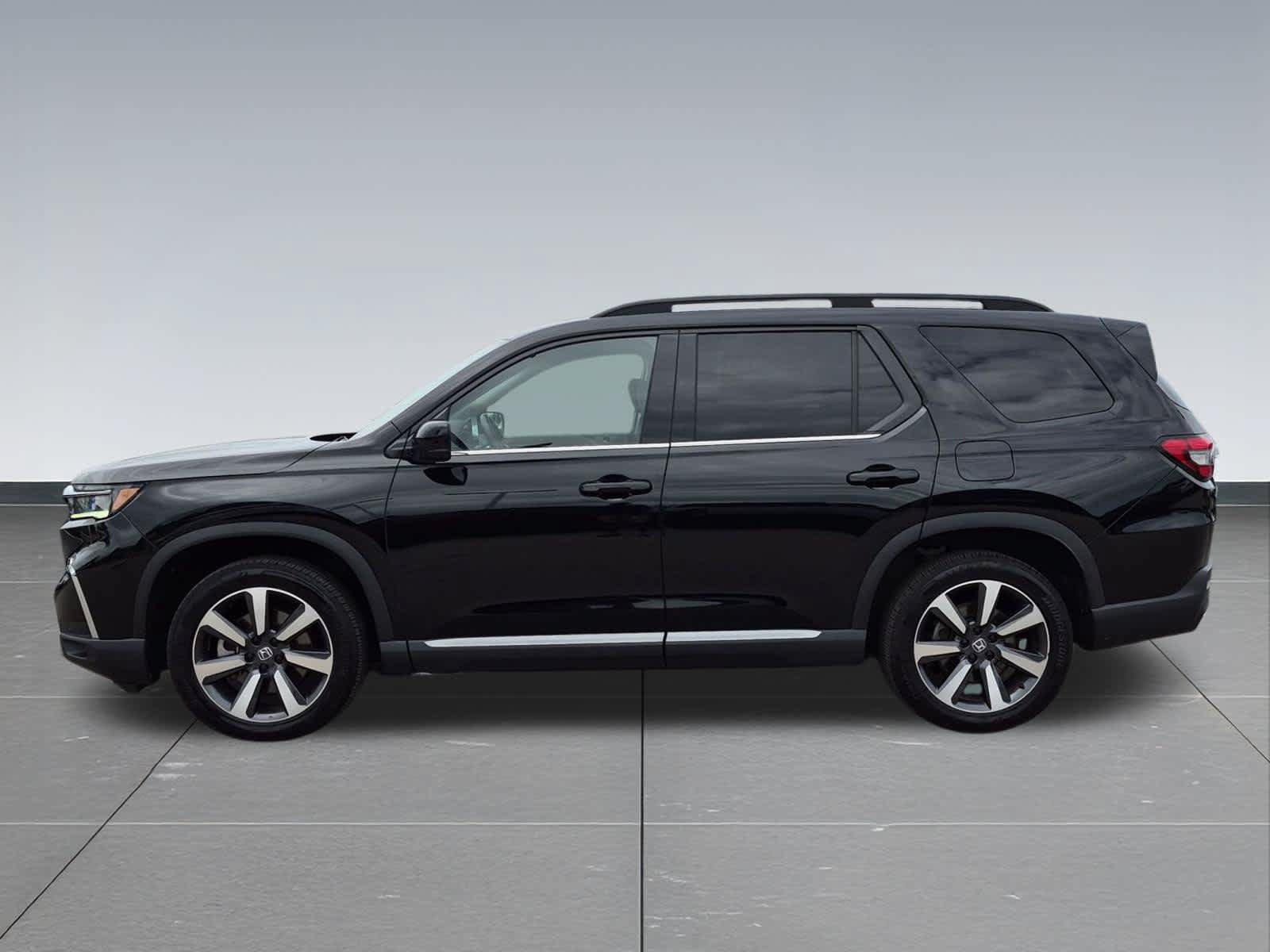 Certified 2025 Honda Pilot Touring image 3